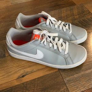 Women’s Nike tennis shoes